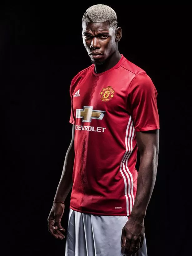 PAY-Paul-Pogba-poses-after-signing-for-Manchester-United.jpg
