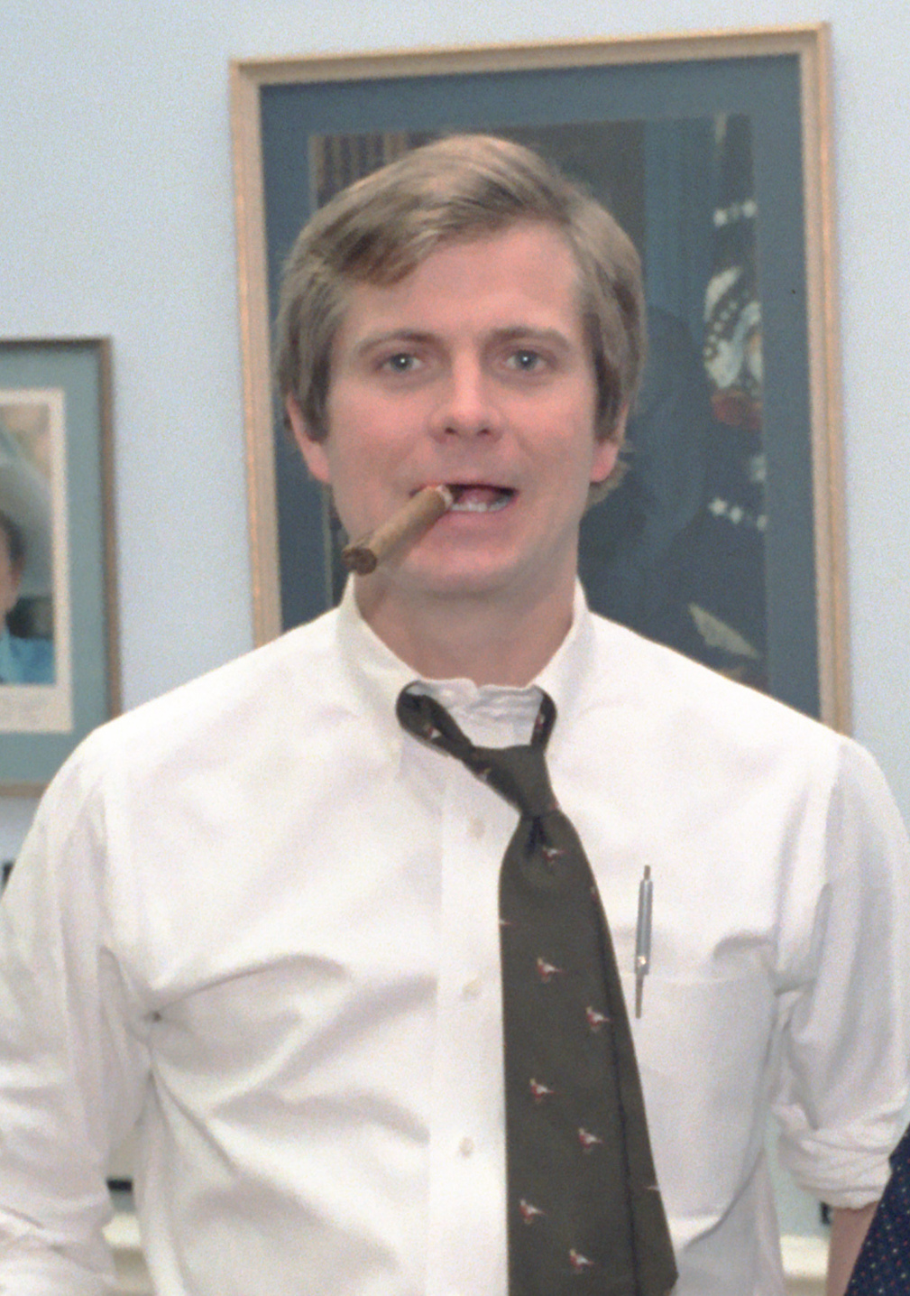 Lyn_Nofziger_Talking_with_Lee_Atwater_in_Nofzigers_Office_in_The_White_House_%28cropped%29.jpg