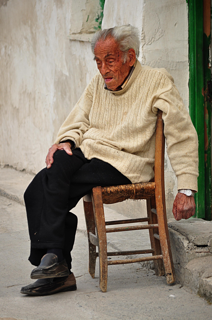 Old_man_sitting_on_traditional_chair%2C_Nicosia.jpg