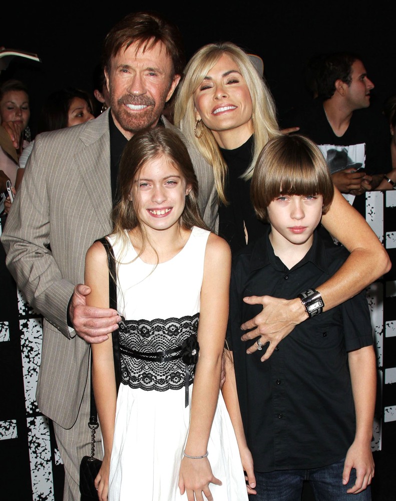 chuck-norris-premiere-the-expendables-2-04.jpg