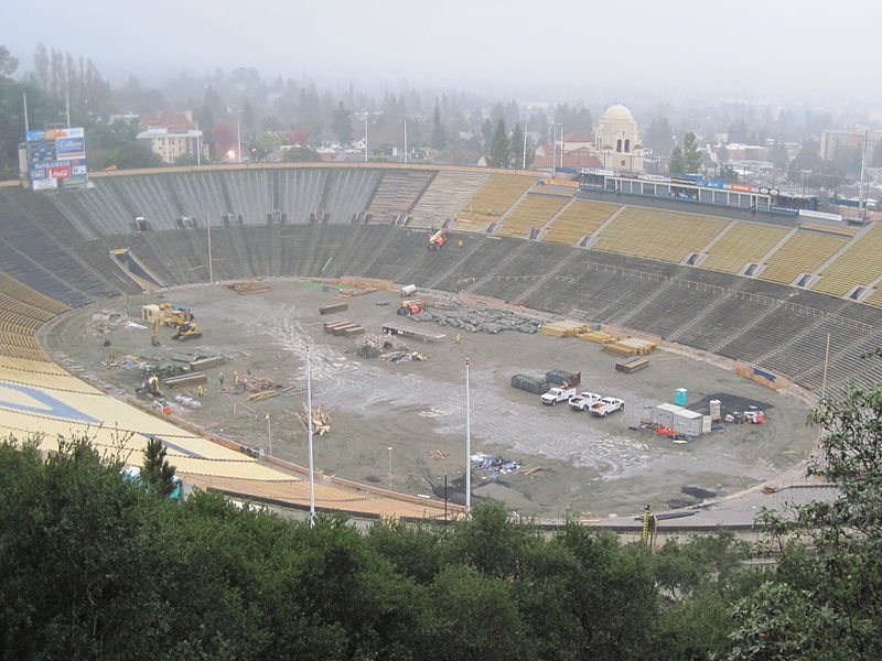 800px-California_Memorial_Stadium_%2812-10%29.jpg