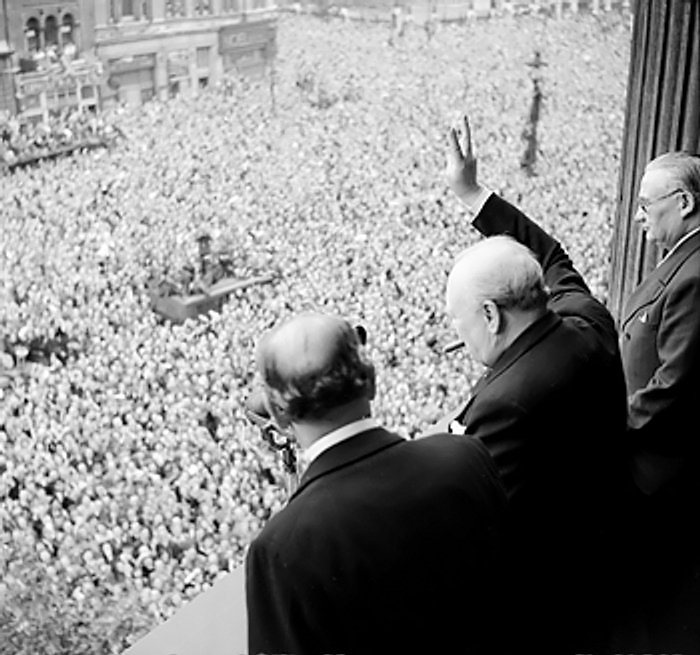 Churchill_waves_to_crowds.jpg