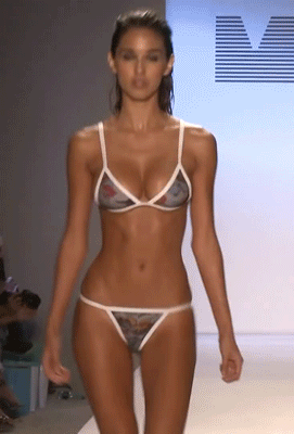 models_boobs_bouncing_on_the_catwalk_18.gif