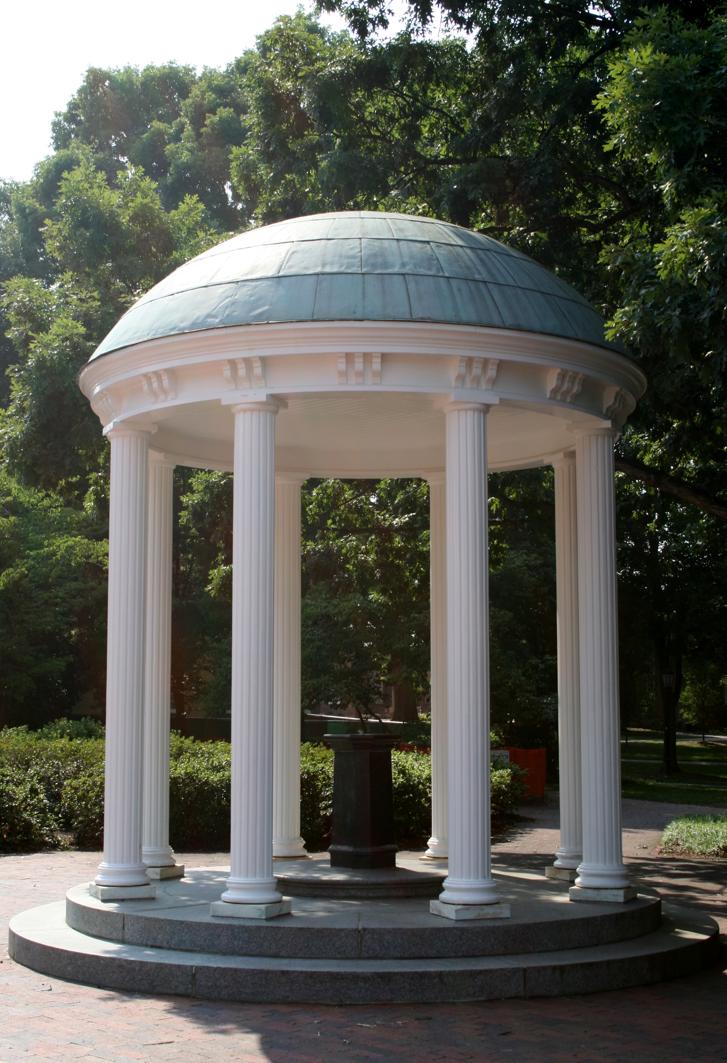 2008-07-11_UNC-CH_Old_Well_in_the_sun.jpg