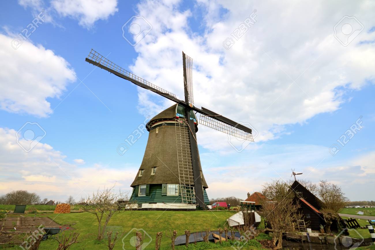 13231025-moulins-%C3%A0-vent-traditionnels-dans-le-paysage-hollandais-aux-pays-bas.jpg