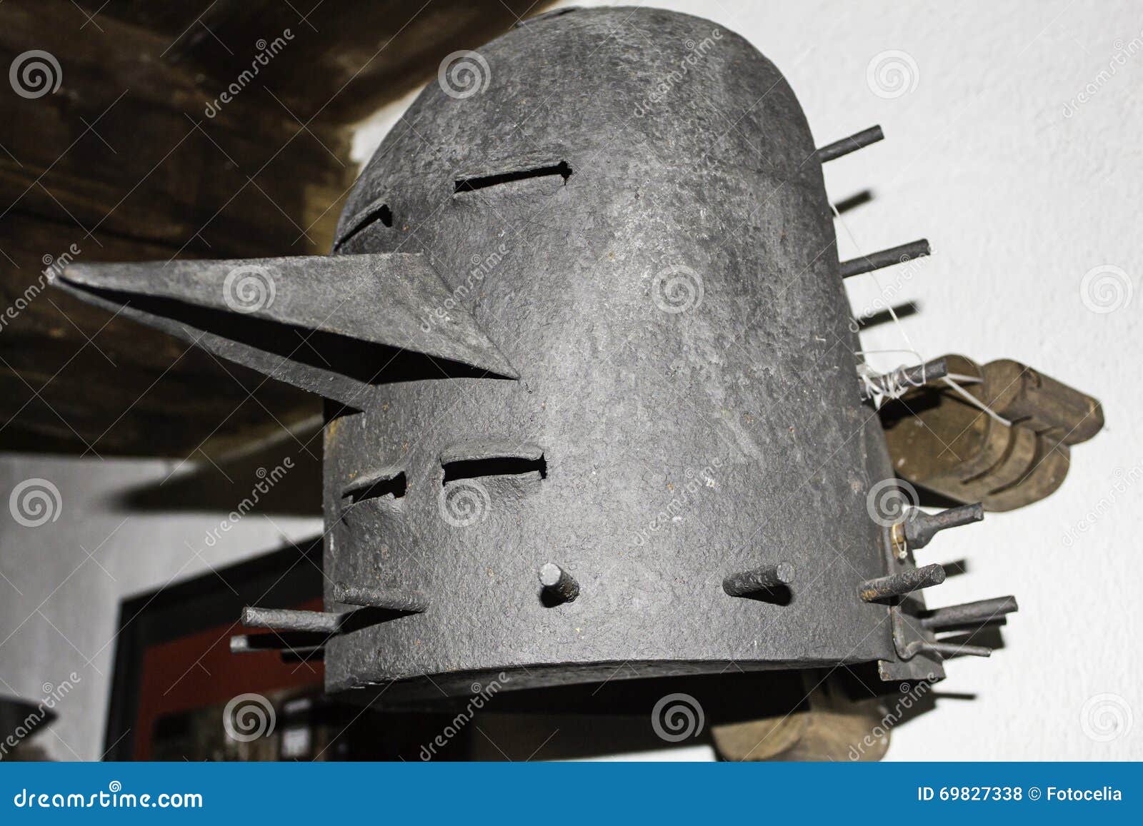 helmet-inquisition-torture-iron-spiked-humiliation-69827338.jpg